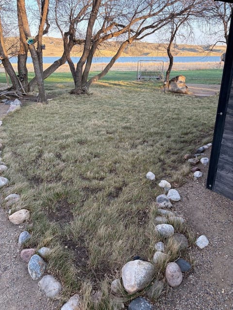 After the spring cleanup: Lawn above the lake